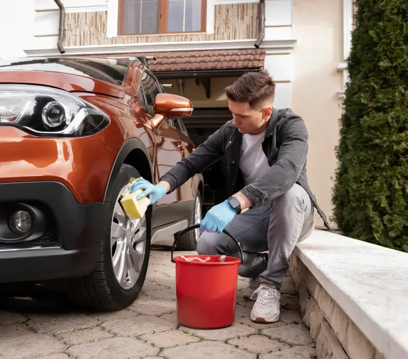 Lavage auto à domicile Chabrignac : professionnel intervenant sur un véhicule